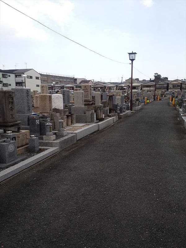 岩田墓地　広い参道