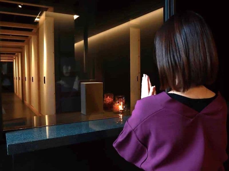 ご希望の方には、参拝場所へご遺骨をお運びし、ガラス越しにお参りいただけます（有料オプション）