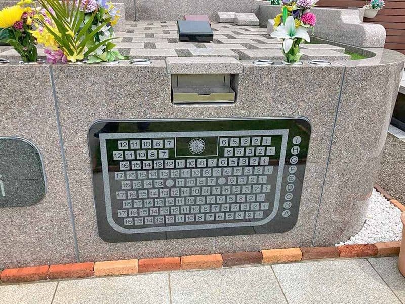 しゃがまず立ったままお参りできる高さを持たせた設計