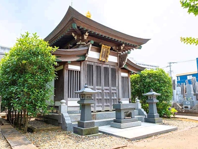 墓苑内に不動明王様をお祀りする祠が在しております