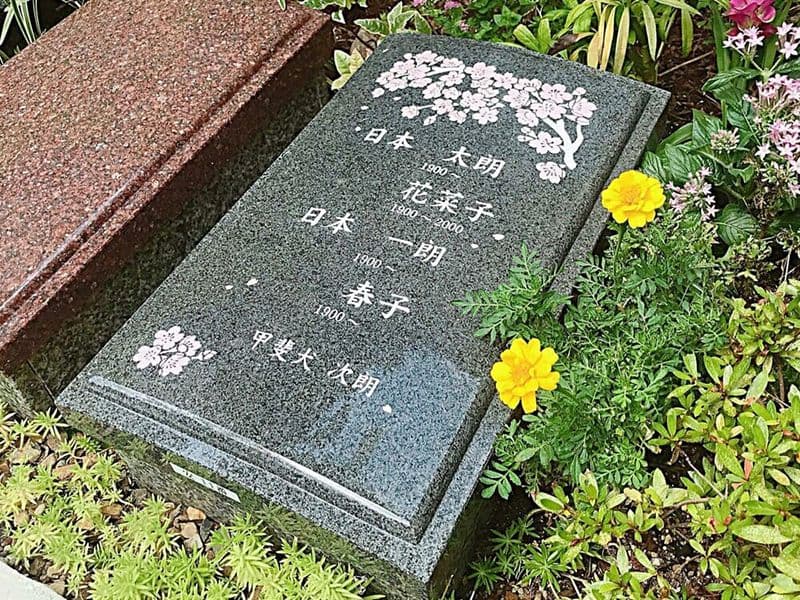 墓石にはデザイン彫刻が施せます